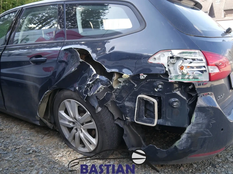Kfz-Gutachter dokumentiert Heckschaden nach Auffahrunfall